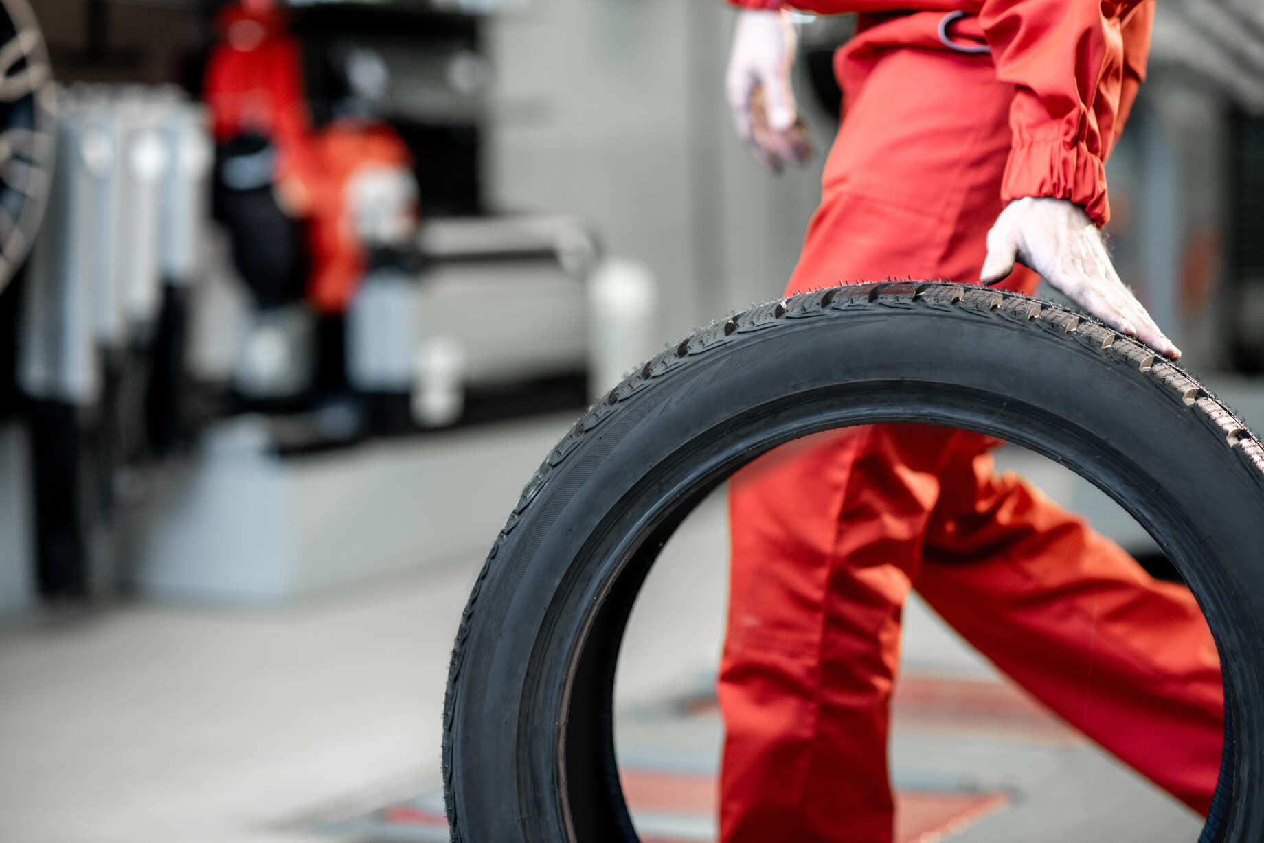 Le démonte-pneus est un outil fondamental dans tout atelier de mécanique, conçu pour faciliter l'enlèvement et l'installation des pneus sur les jantes.