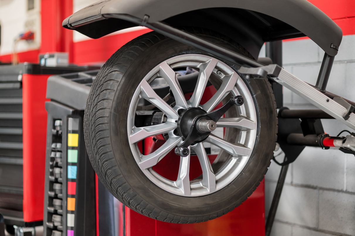L'équilibreuse de pneus est essentielle pour assurer un équilibrage précis des roues, crucial pour une conduite sûre et confortable.