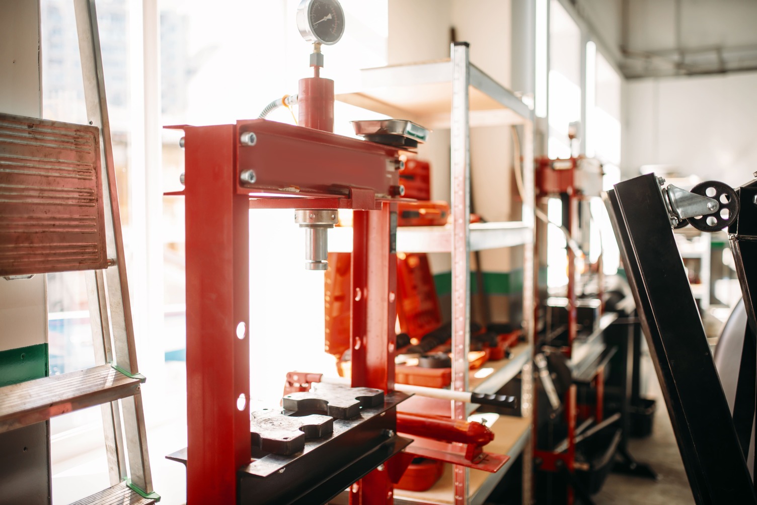 La presse hydraulique est un équipement polyvalent et puissant, utilisé pour façonner, plier ou compresser divers matériaux.