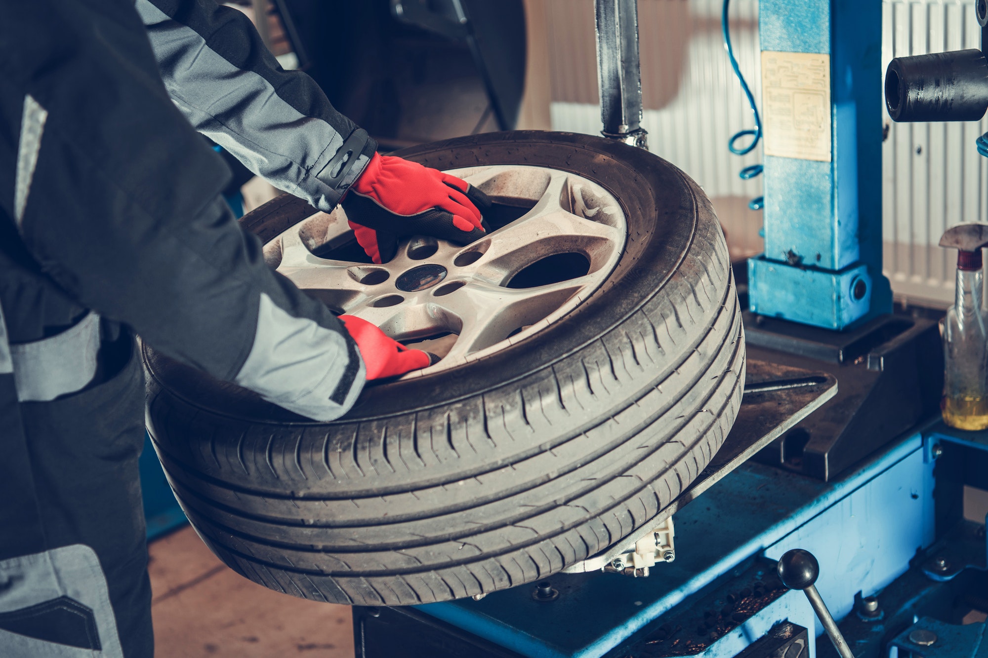 Démonte-pneus dans les garages et les ateliers de mécanique : Un outil indispensable