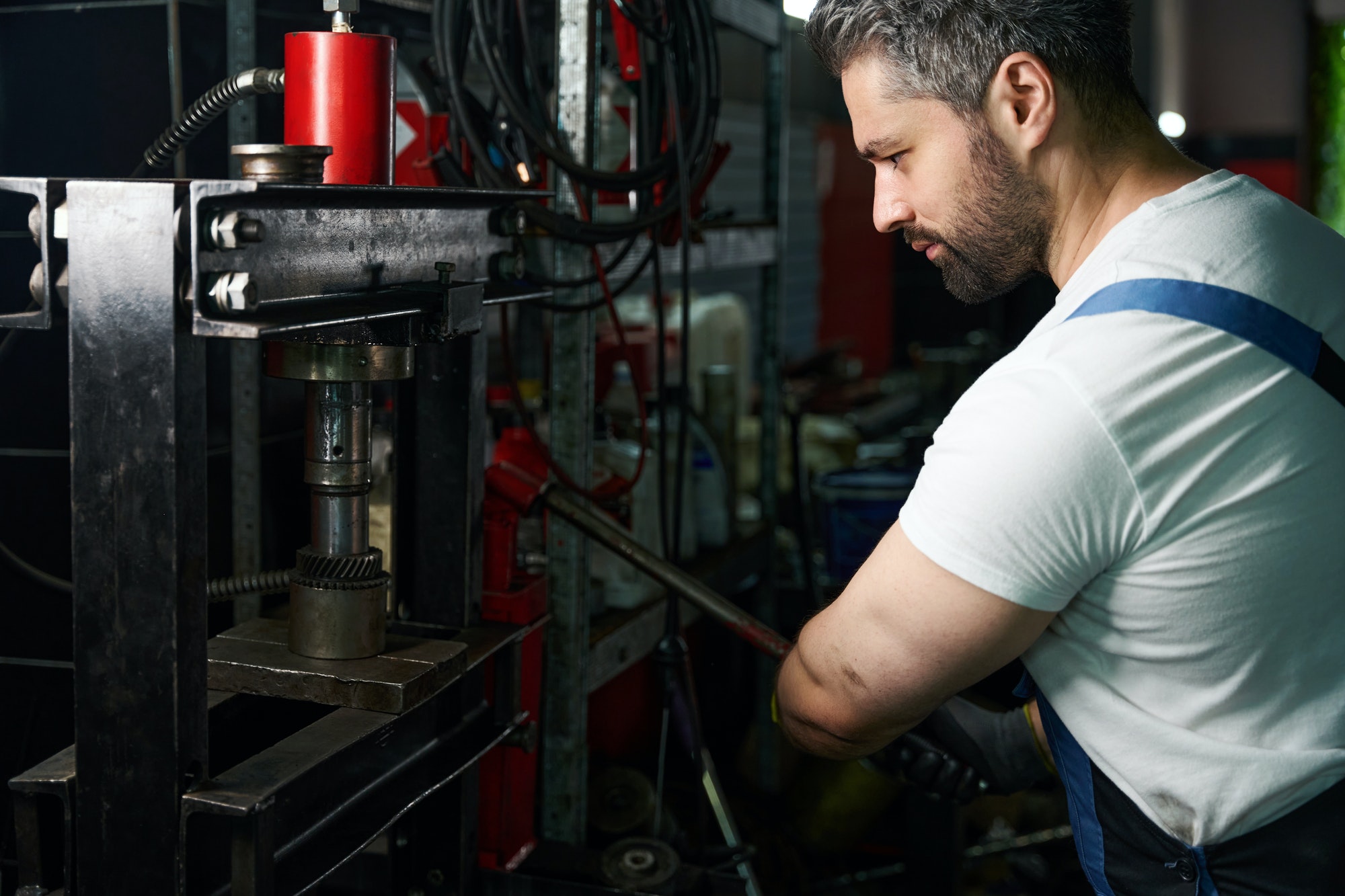 La presse hydraulique est un outil indispensable dans de nombreux ateliers de mécanique.