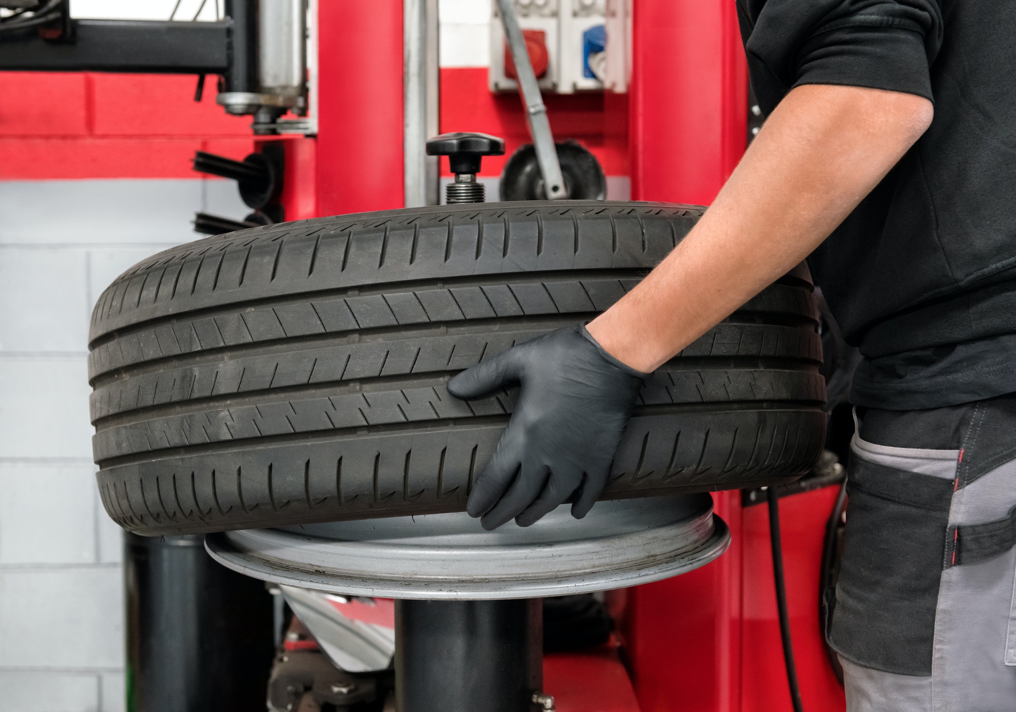 Démonte pneu semi-automatique: un compromis idéal pour l'efficacité des ateliers