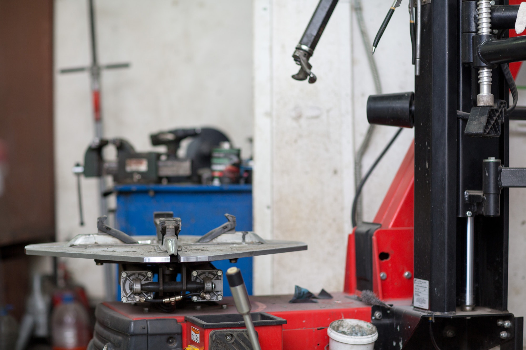 Les démonte-pneus automatiques sont des outils essentiels dans les ateliers automobiles modernes.