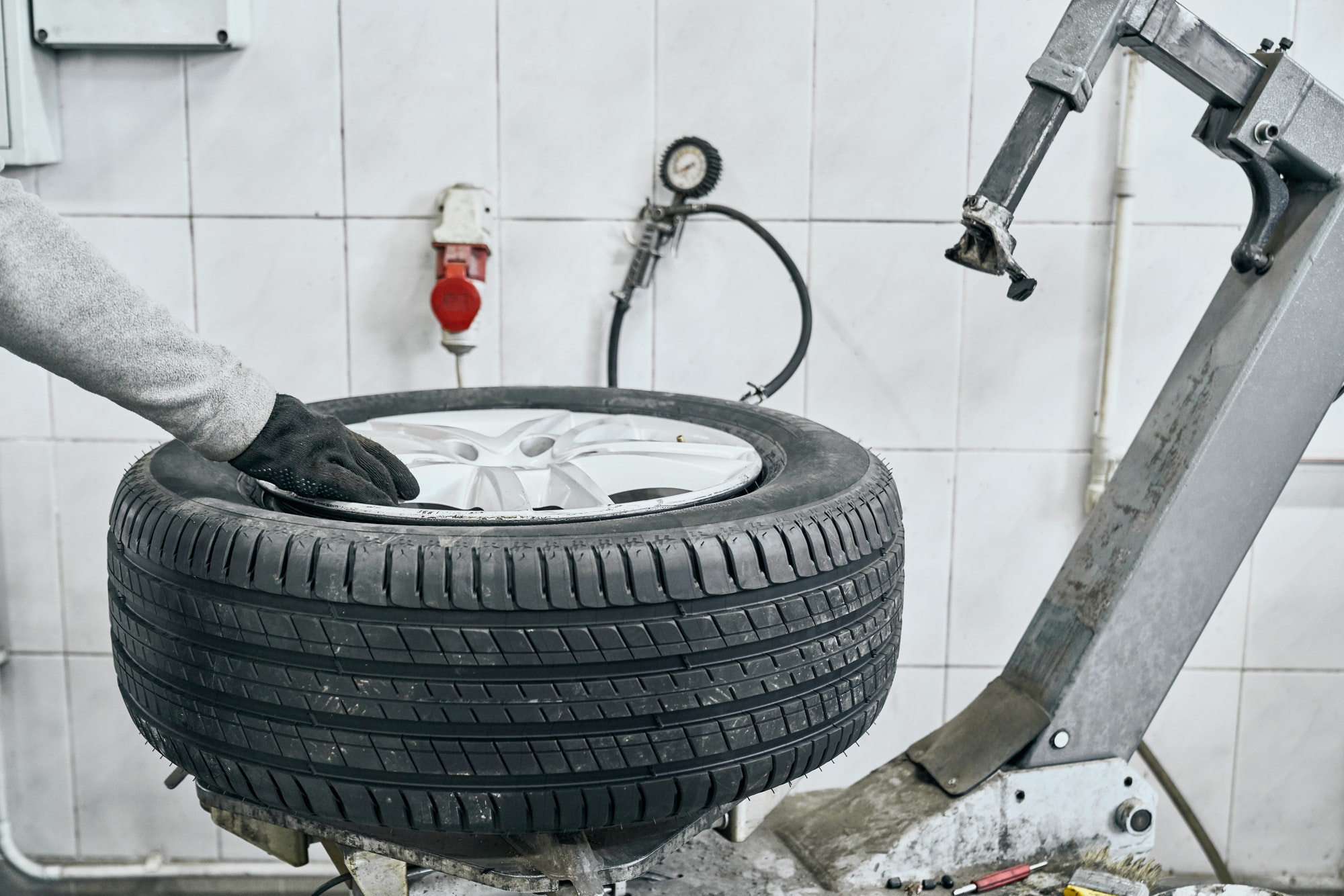 Un démonte pneu manuel est particulièrement utile dans les situations où l'équipement automatisé n'est pas disponible ou pratique.