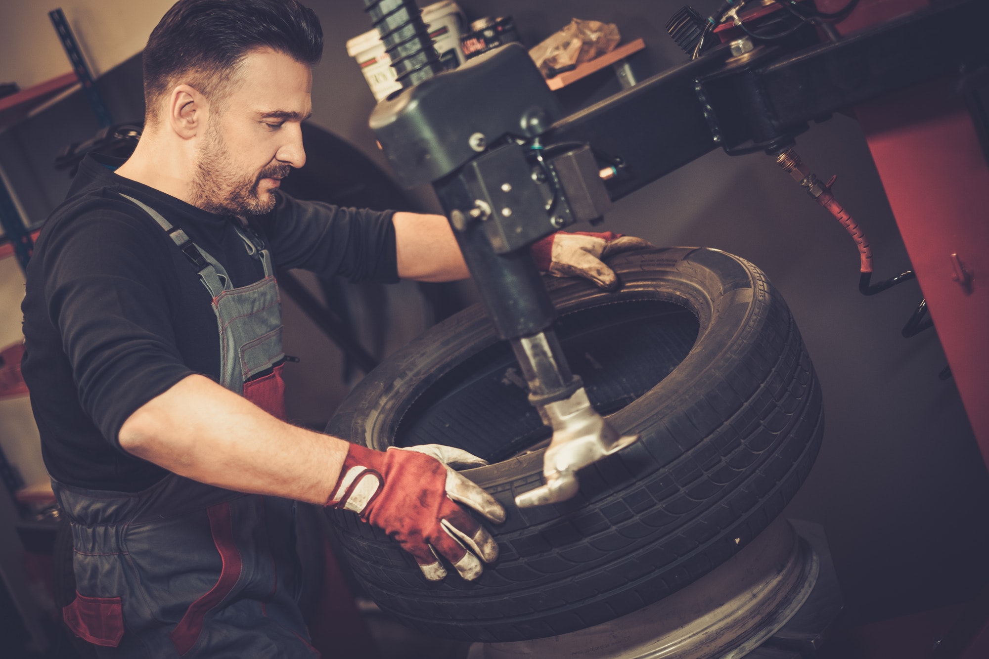 Un démonte pneu manuel est particulièrement utile dans les situations où l'équipement automatisé n'est pas disponible ou pratique.